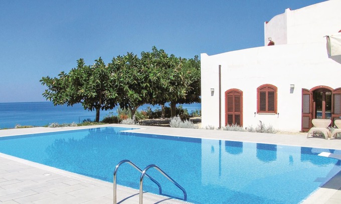 Pizzo House | In a land characterized by coves, promontories, white sandy beaches and crystal clear sea in the Tyr