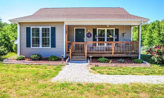 Lake Lure Cottage | In The Heart of the Blue Ridge Mts. IVYANN'S COZY COTTAGE Asheville Lake Lure