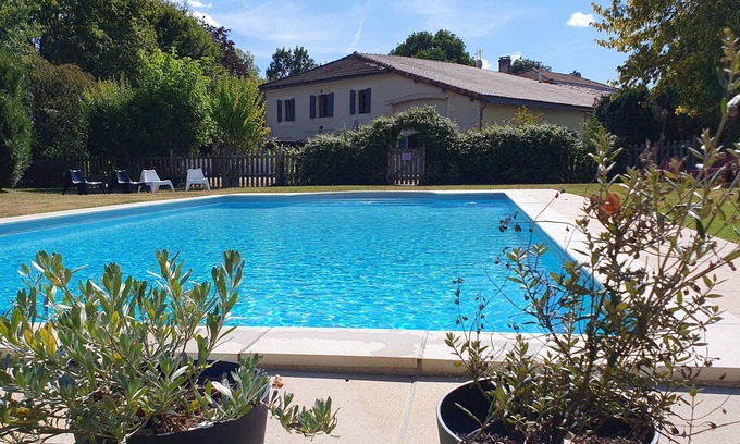 Chaunac Cottage | In the heart of the countryside 2 gites with heated swimming pool
