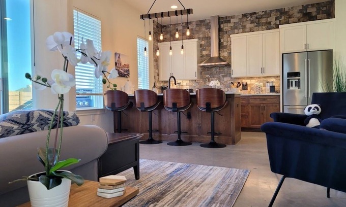 Blackshear-Prospect Hill Condo | In The Hot Middle of All The Action! BEDS FOR 9 HEADS! Awesome View!