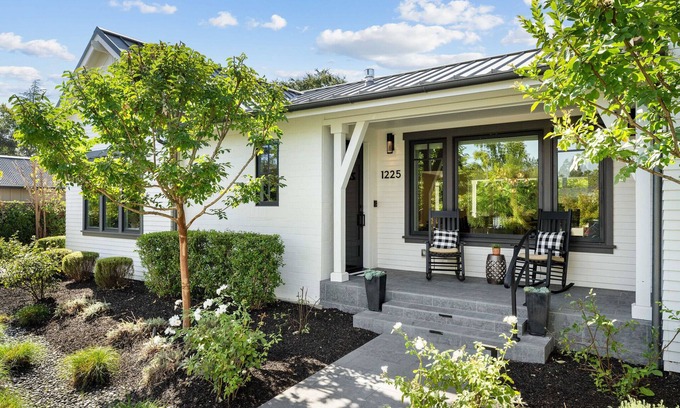 St. Helena House | In-Town Hideaway on Quiet Lane