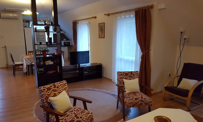Heviz Condo | In Ungarn, Bad Hévíz, Fam. Ferienwohnung mit Garten, Außenpool, Sauna, Whirlpool