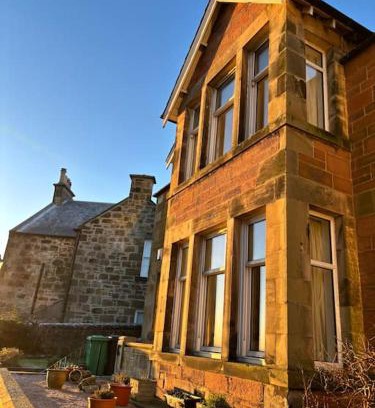 Burntisland House | Inchview Beachfront with Log Fire near Edinburgh