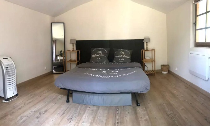 Seillons-Source-d'Argens Bed & Breakfast | Independent, cosy room with pool access