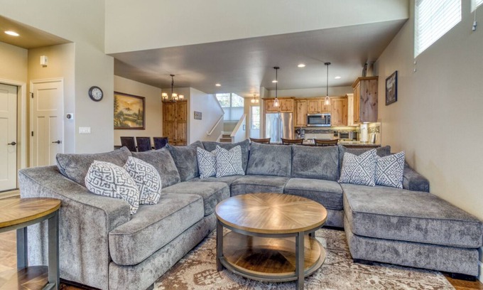 Redmond House | Indoor Pool ⭑ Bikes + Trails ⭑ Loft ⭑ Patio ⭑ WiFi ⭑ Golf & Sports Center Nearby