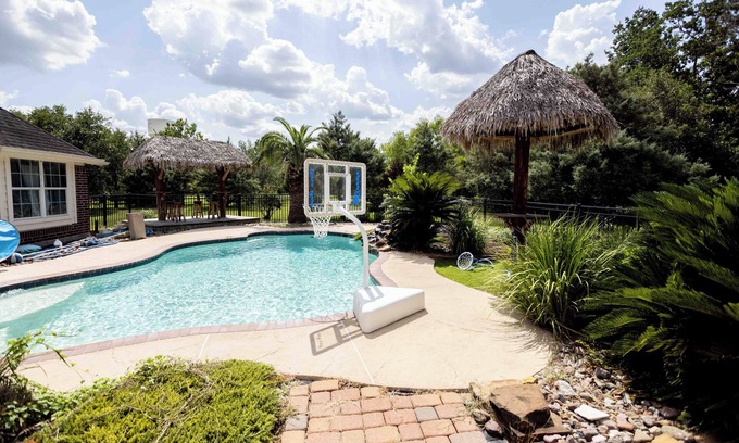 Alvin House | Indulge in a restful retreat at Lake Morgan in Alvin, TX.