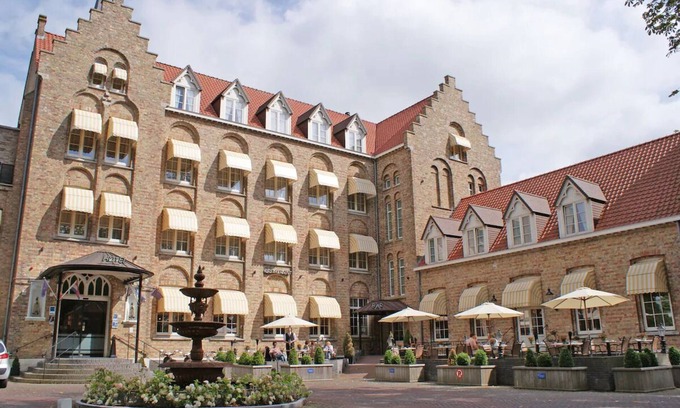 Sluis Hotel | Indulge in Cupule’s Oasis in Historic Location - Bike Rental, Free Parking