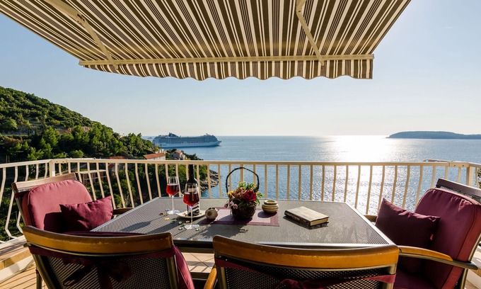 Lozica Apartment | Indy's Beach Apartments -Two Bedroom Apartment with Balcony and Sea View