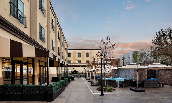 Winters Hotel | Interesting Games and Outdoor Sport! 1 Studio Unit, Few Minutes’ Walk to Chiles!