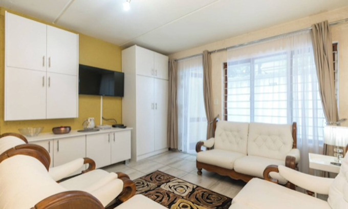 Greater Johannesburg Metropolitan Area Apartment | International House Joburg ~ Unlimited Wifi, Cable, Gated Condo & Parking