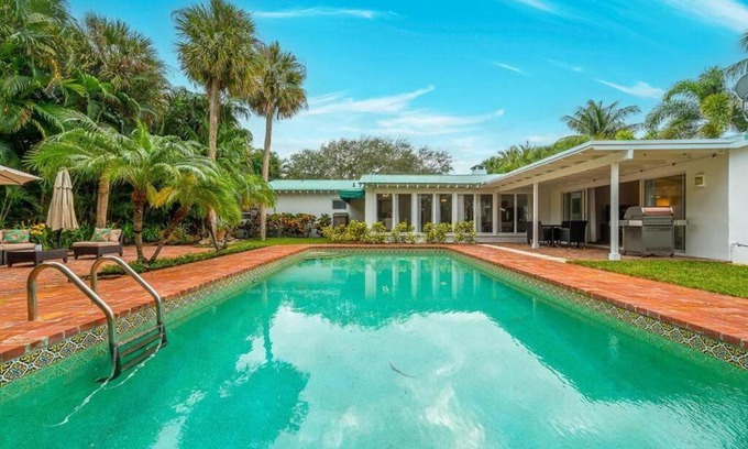 Southside Apartment | Intracoastal Paradise Walking Distance to Beach!