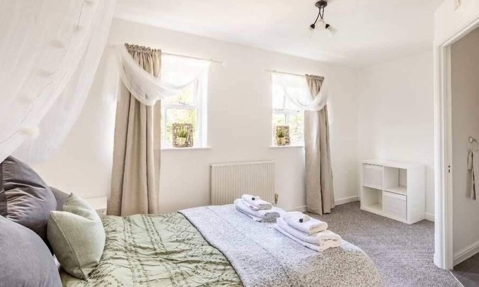 Preston Apartment | Inviting 2-Bed Apartment in London by Gordy Duncan