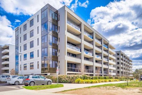 Barton Apartment | Inviting 2BR by Lake Burley Griffin and Shops - Hosted by Canstay