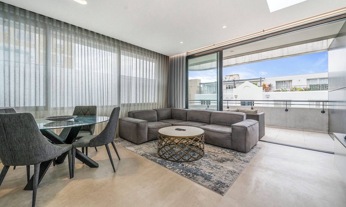 Coogee Apartment | Inviting 2BR Unit w/Parking near Coogee Beach