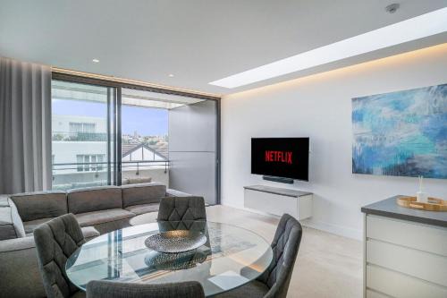Coogee Apartment | Inviting 2BR Unit with Parking near Coogee Beach
