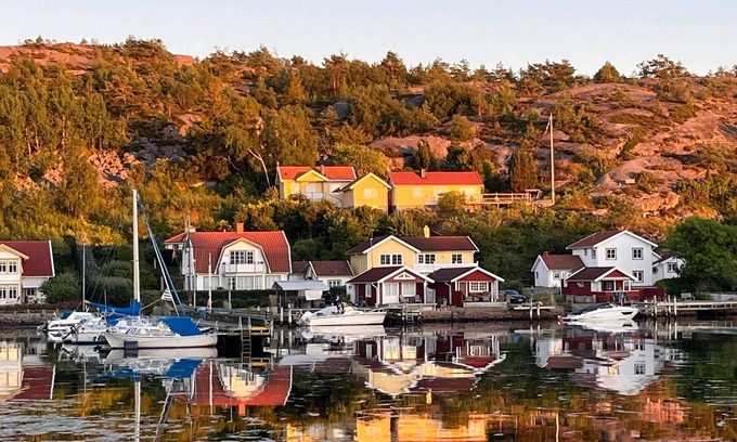 Kampersvik House | Inviting cottage for two families.