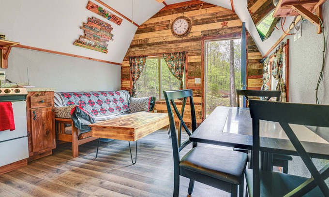 Vulcan Cabin | Inviting Des Arc Cabin w/Fire Pit + Deck!