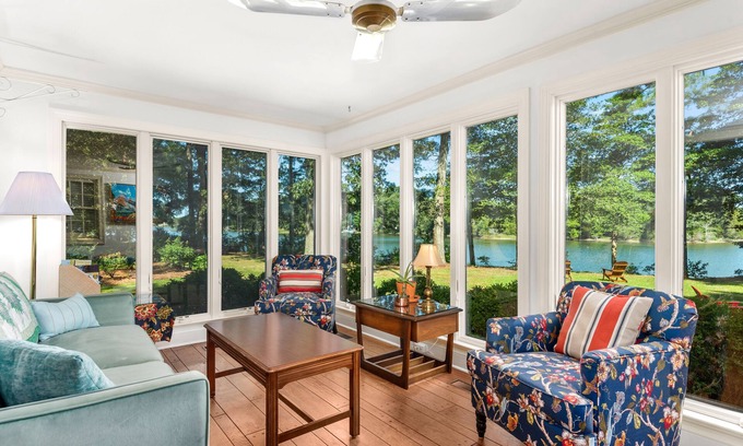 Tasley House | Inviting Waterfront Cottage on Cedar Creek