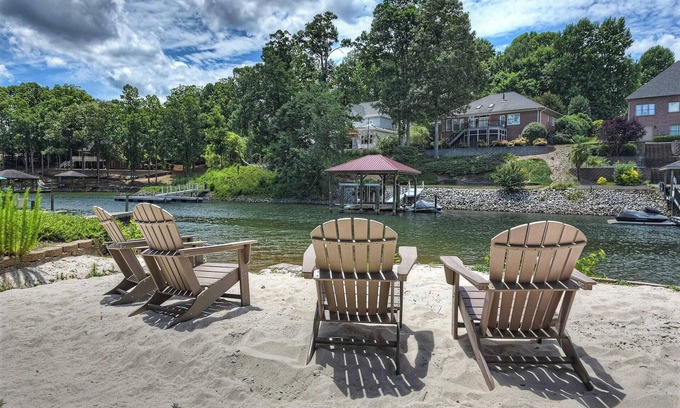Lake Norman of Catawba Cottage | Island Point by Avantstay Sleeps 18 Dock