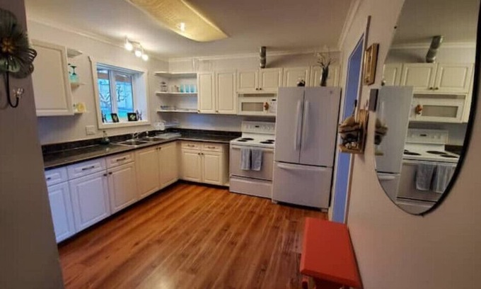 Crofton Apartment | Island Vibes Flower Suite