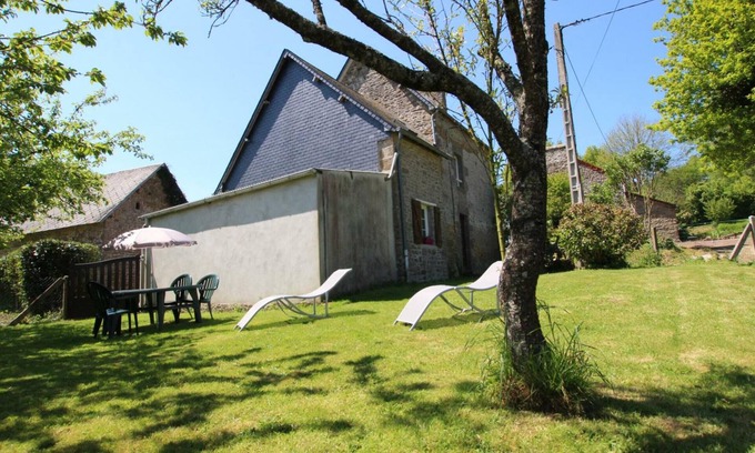 Le Grippon Cottage | Isolated countryside house with garden, pets allowed