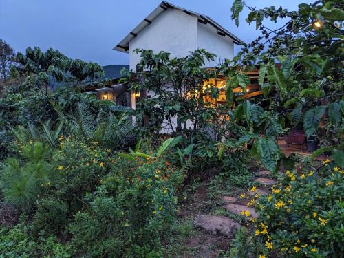 Duc Trong Apartment | Ivy Coffee Farm - Garden House