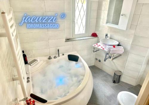 Velletri Apartment | Jacuzzi con Vista Favelas - Il Tuo Rifugio Esotico Urbano