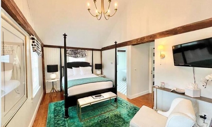 Old Saybrook Center Bed & Breakfast | James Pharmacy Bed & Breakfast