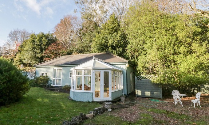 Ebford Cottage | JASMINE AT MAGNOLIA LAKE, romantic, with a garden in Dawlish