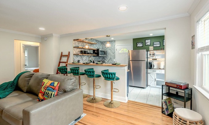 Parkville Apartment | Jazzy Suite & Kindred Retreat/Swing into Style, Stay awhile
