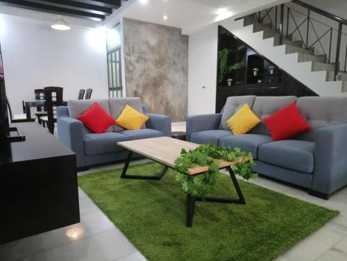 Bukit Indah House | JB Homestay Bukit Indah WiFi CIQ Mall Legoland Free Parking