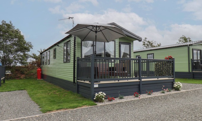 West Heslerton Cottage | JEAN'S PLACE, pet friendly, with hot tub in West Heslerton