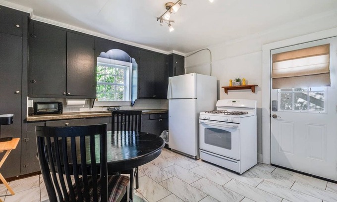 Freetown - Port Rico Apartment | Jefferson Flat - Guest Room