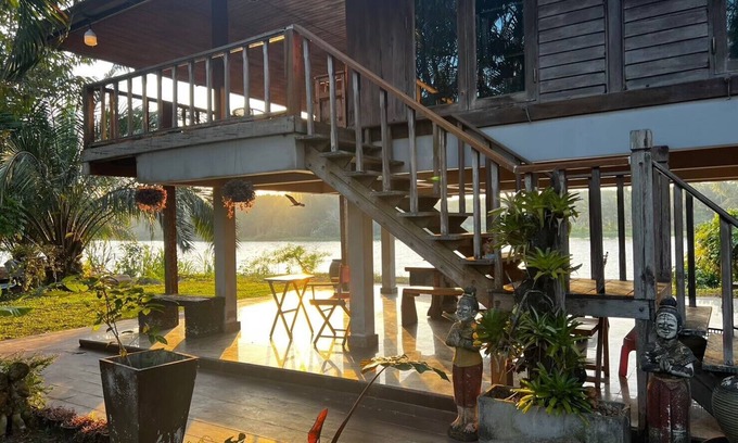 Phunphin House | Jiratara Riverside Homestay - Entire home up to 4 guests