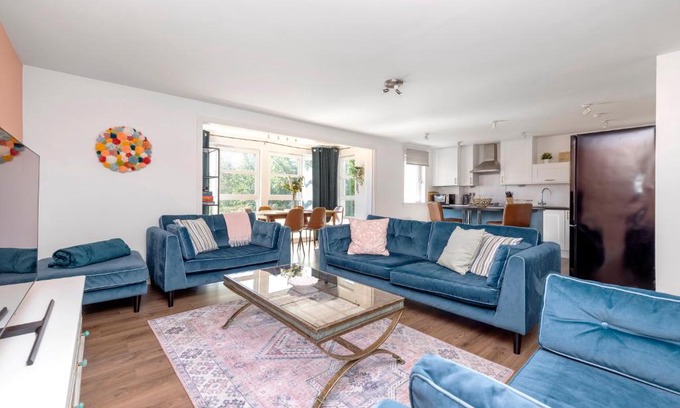 Slateford Apartment | JOIVY Modern 2 bed flat near Murrayfield Stadium