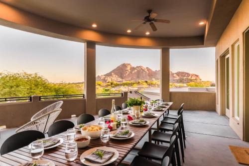 Camelback Foothills Villa | Julep by AvantStay Stylish 9 BR Estate w Mid-Century Modern Decor
