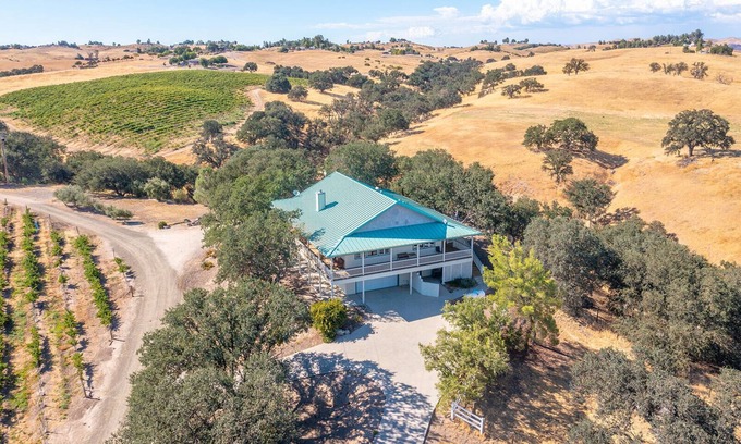 Paso Robles House | June's Vineyard Tranquil Tuscany-Inspired Vineyard Retreat Paso Robles