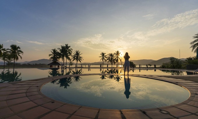 Song Phi Nong Resort | Kaengkrachan Boathouse Paradise Resort