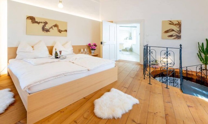 Poggstall Apartment | Kaisersuite (54sqm) over 2 floors with seating area and WiFi