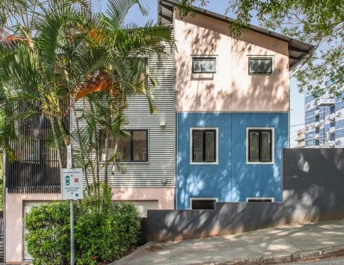 Kangaroo Point Apartment | Kangaroo Point Stay - Being Everywhere at Once! Spacious 3 bedroom apartment, central location! Free carpark