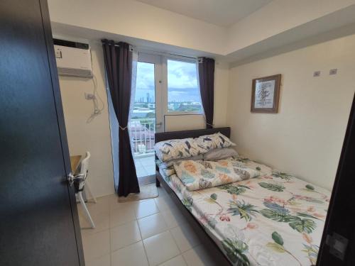 Ugong Apartment | Kasara Urban Resort Elly's Pad with balcony