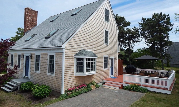 Katama House | KATAMA/SOUTH BEACH - Sleeps 8 - Walk or bike to town or the beach!