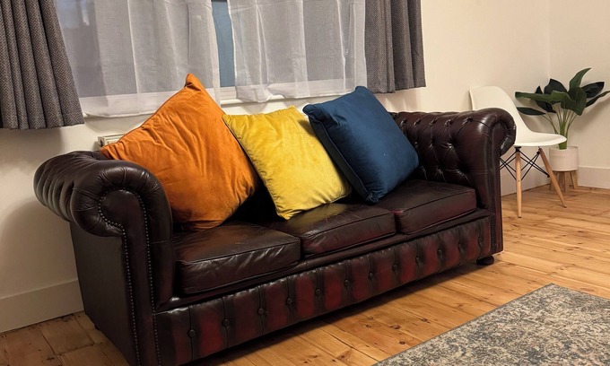 Brentwood Apartment | Keep it simple and peaceful in this 2-bedroom Brentwood apartment.