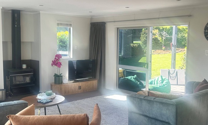 Kelvin Heights House | Kelvin Heights Chic sun drenched family retreat WaterTaxi to Central Queenstown.