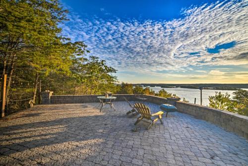 Waverly House | Kentucky Lake Views Cozy Cabin in Waverly!