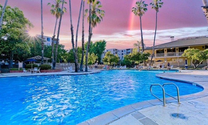 Walnut Creek Apartment | KeyLuxe, Jacuzzi—Pool—Gym—Tennis, Walnut Creek