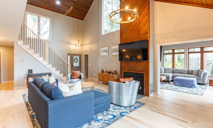 Vanderhorst Plantation House | Kiawah Home- Includes Bikes/14 min walk to Beach. 4 Bedrooms - 7 beds/2.5 Bath