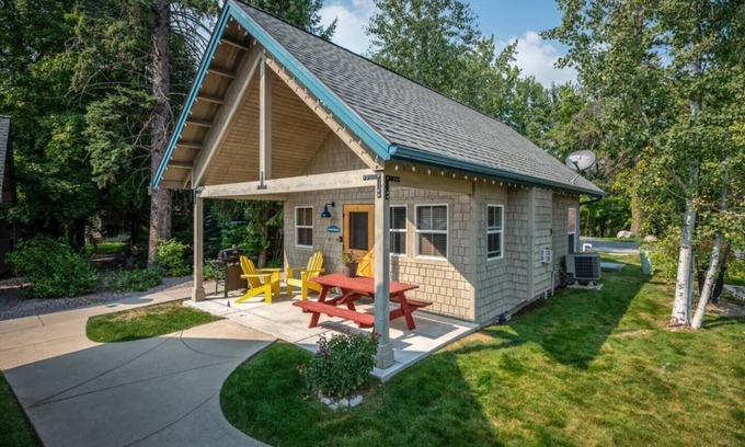 Dover House | Kick back and savor vacation time at "Five O'clock Somewhere"