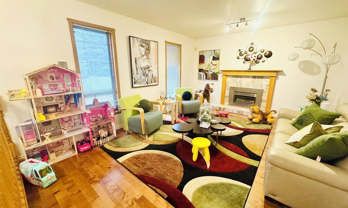 West Edmonton House | Kid's Paradise 4BR Home |Near West Edmonton Mall|AntonyHenday|A/C| Kingbed|Cribs