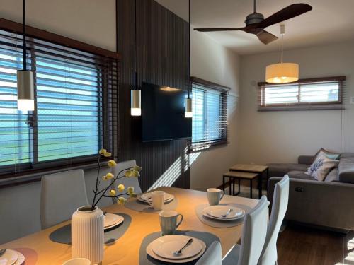 Maekawa Apartment | Kin-Con-Kan 1F 新築 那覇空港から車で25分 南部観光に最適 広々80平米 コンビニ徒歩1分 沖縄ワールド徒歩9分 最大9人